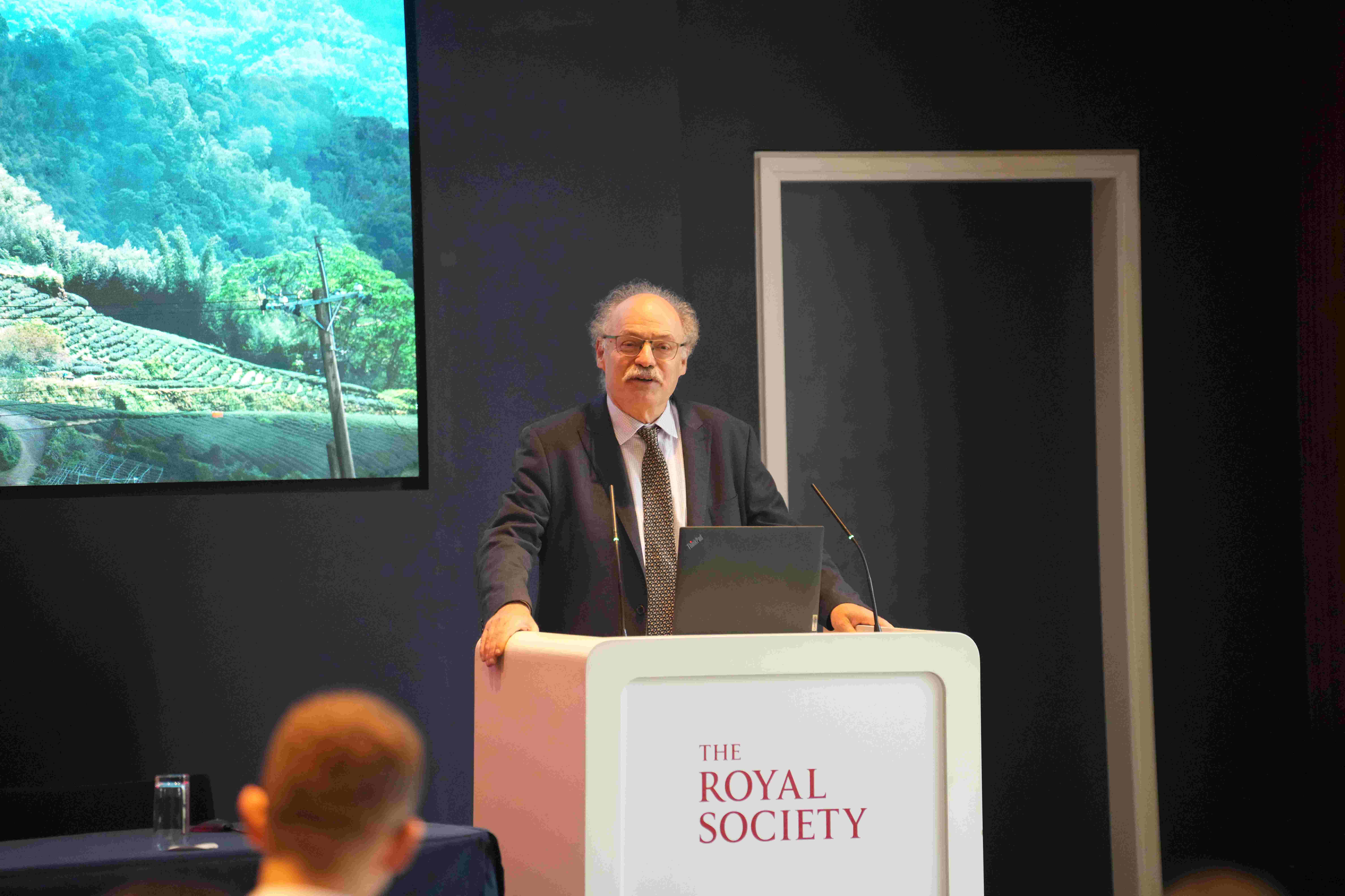 Sir Mark Walport, Vice President and Foreign Secretary of the Royal Society, delivers a speech. Photo credit: Academia Sinica.